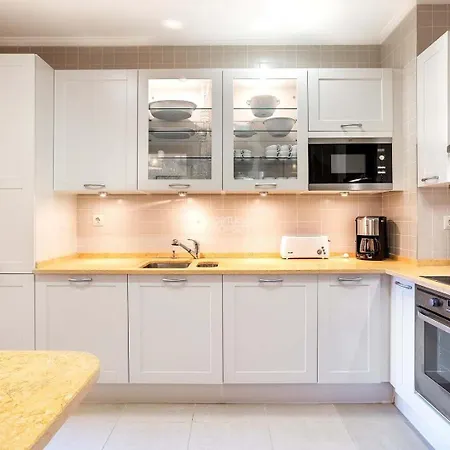Luxury & Spacious 3 Bedroom With Pool, Victoria Residences, 빌라모라